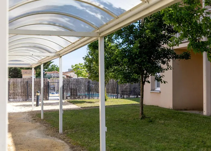 Patio Parc Résidence Argenton-lʼ Église